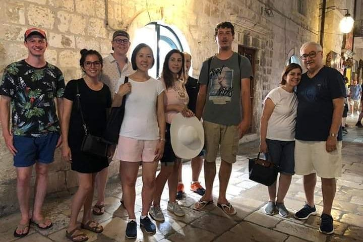 Dubrovnik Tours tour guide having fun with guests in Dubrovnik's old town