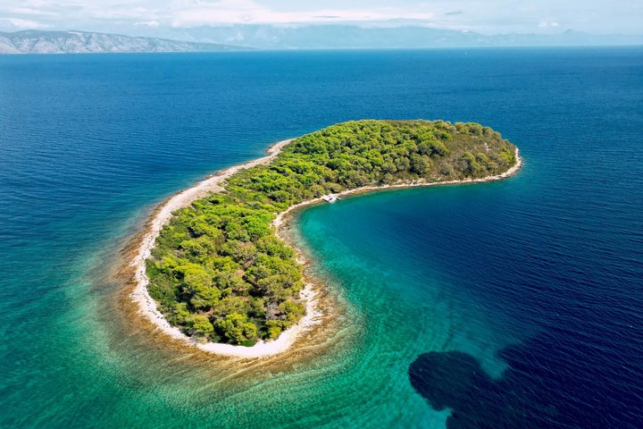 3 Islands Speedboat Tour: Golden Horn, Blue Lagoon & Jelsa Town - Photo 1 of 15