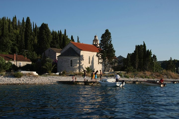 Island Vrnik Water Taxi - Photo 1 of 6