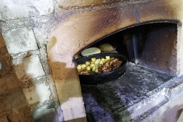 Veal and lamb under the iron bell - traditional 'Peka'