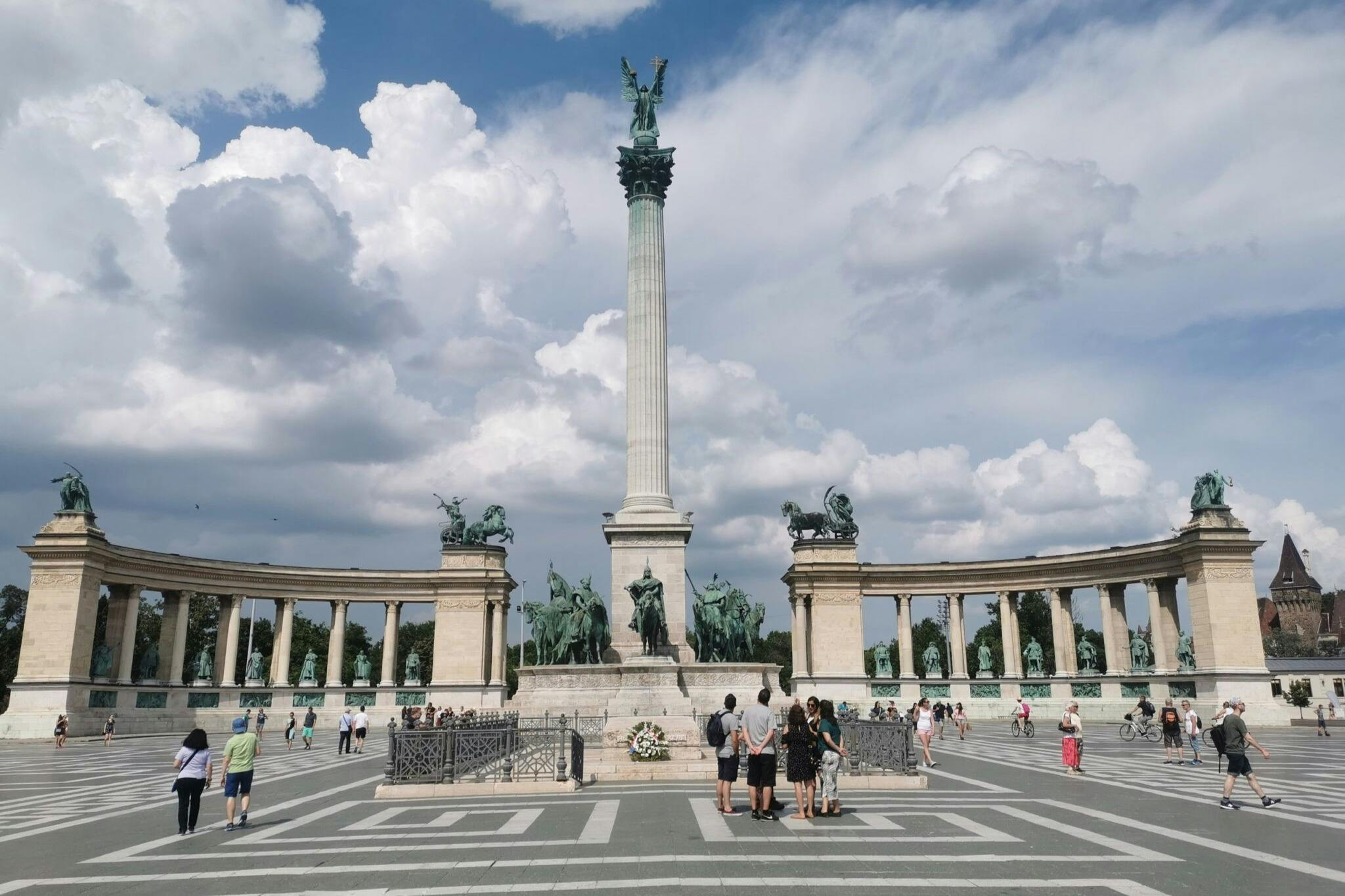 Budapest: 3-Hr Bus Tour & 1-Hr Sightseeing Cruise - Photo 1 of 7