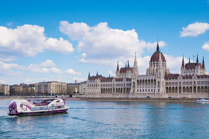 Budapest Sightseeing with Drink Included - Photo 1 of 9