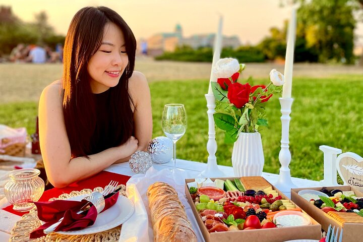 Private Luxury Picnic with Traditional Cold Platter and City view - Photo 1 of 15