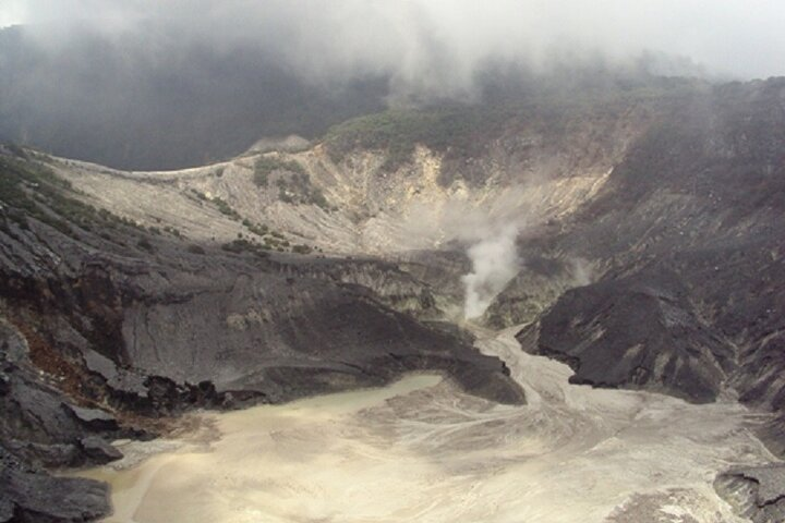 Experience the raw beauty of Bandung’s volcano where you can explore its crater witness billowing fumes and immerse yourself in the breathtaking surrounding landscape. A unique adventure awaits.