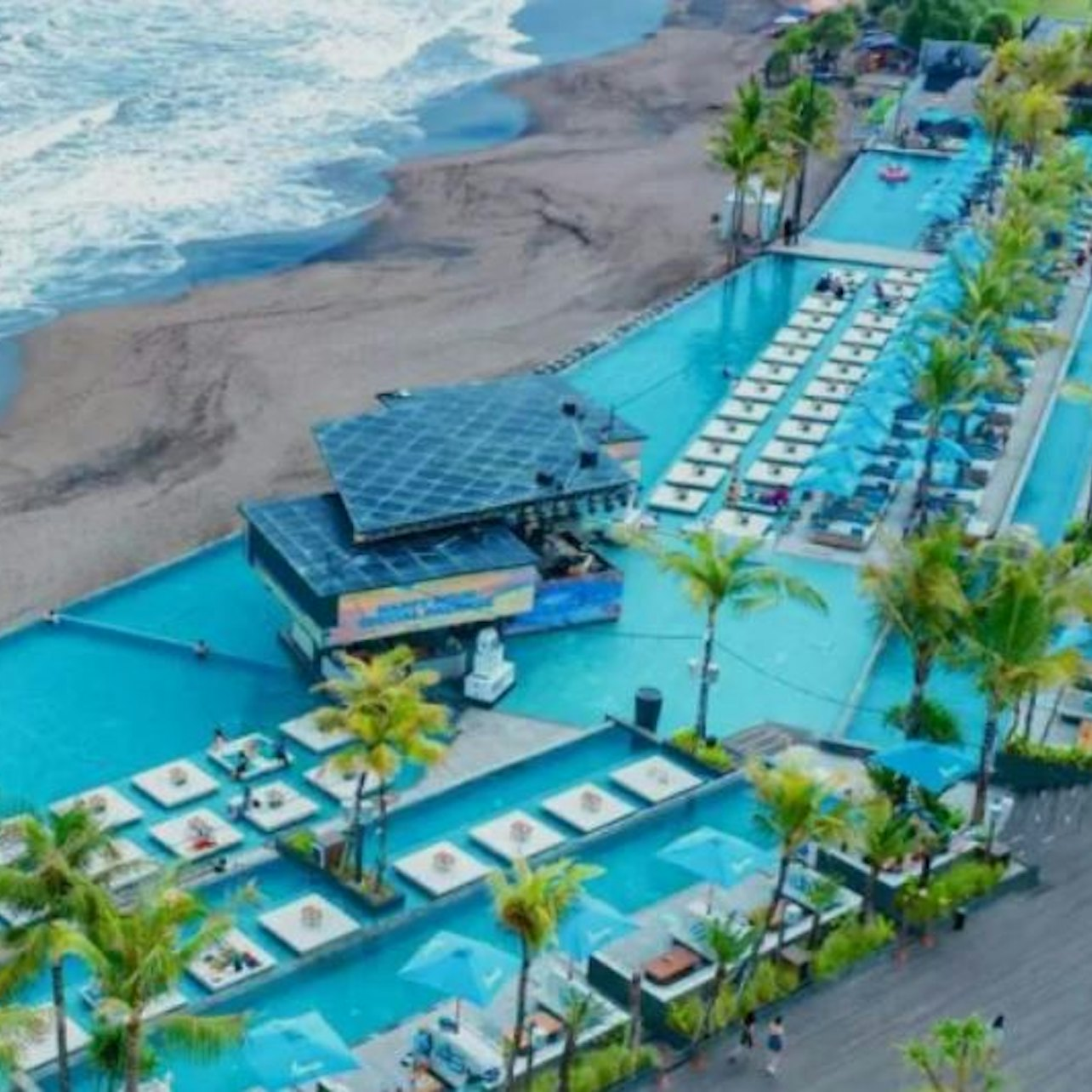 Experience the essence of relaxation at Atlas Beach Club where sun loungers meet the surf and palm trees sway. Enjoy top-notch entertainment and indulge in a unique shopping experience.