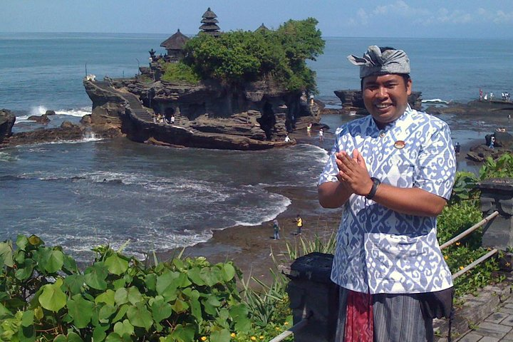 Agus at Tanah Lot temple