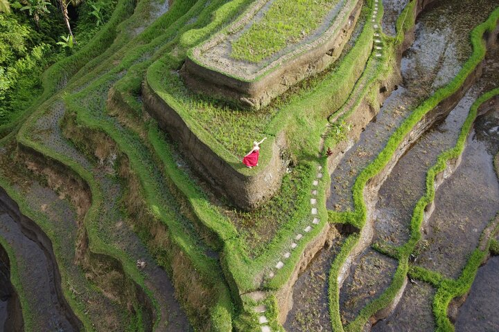Capture unforgettable moments with a stunning backdrop of Ubud's lush rice terraces. Enjoy personalized photo sessions that showcase your unique style set against Bali's breathtaking scenery.