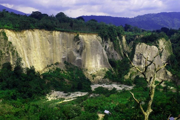 Discover Batam's stunning landscapes where lush greenery meets striking cliffs. Engage in outdoor adventures while soaking in the breathtaking views that make every moment unforgettable.