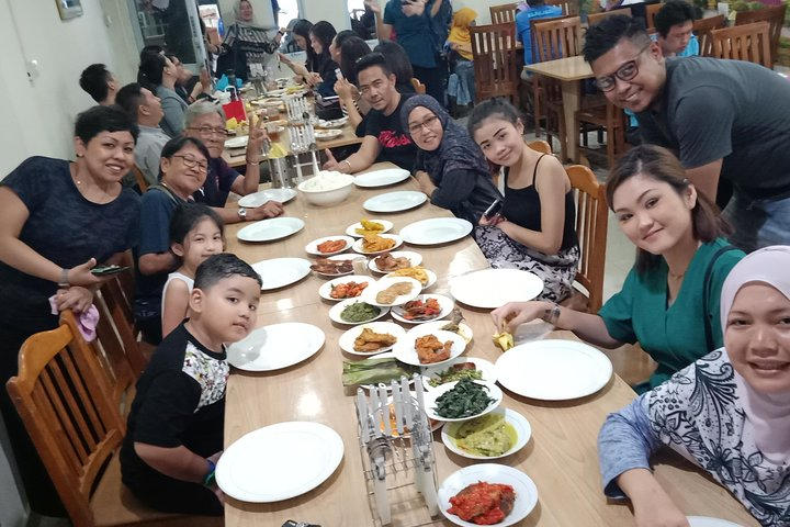 Indulge in a feast of flavors with friends and family in Batam. Enjoy delicious seafood lively conversation and create unforgettable memories in this welcoming dining experience.