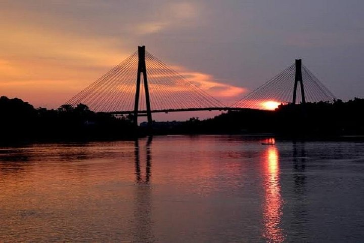 Experience the stunning sunset reflections on the water as the bridge rises majestically. A perfect stop during your Batam adventure with a local guide to explore more hidden gems.