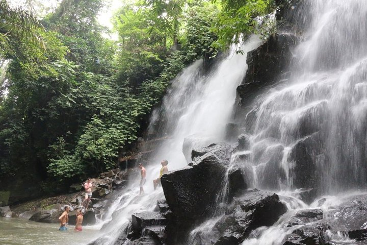 "Kanto Lampo Waterfall"