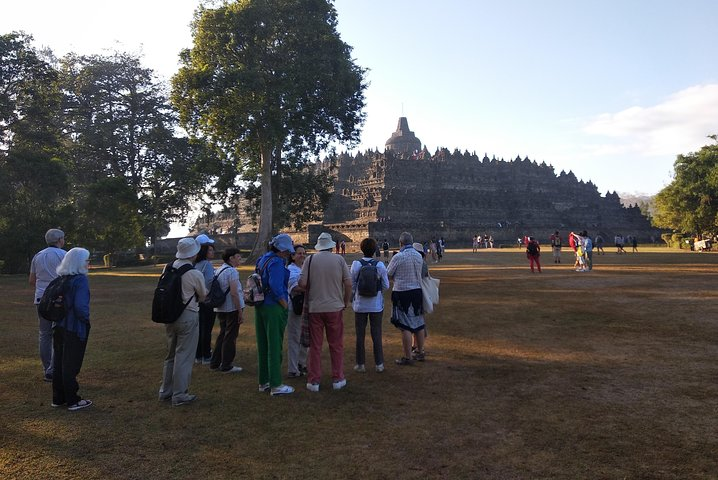Lecturing before visit Borobudur temple.