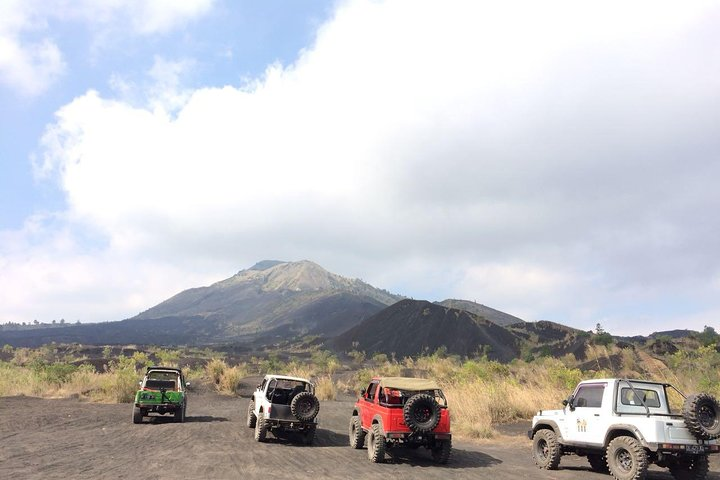 black larva jeep tour