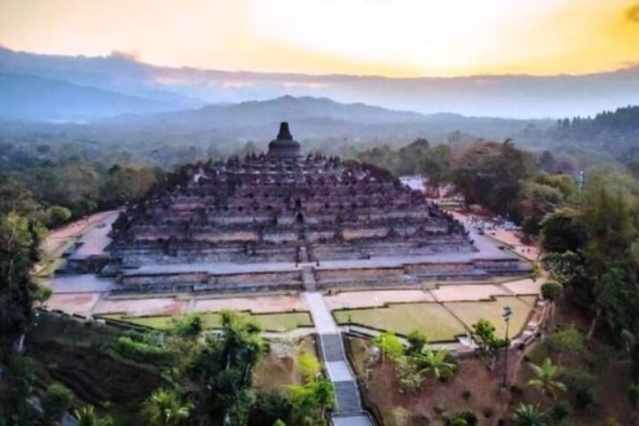 Yogyakarta, Bromo, Tumpaksewu Waterfall, Ijen Blue Fire, Bali. - Photo 1 of 13