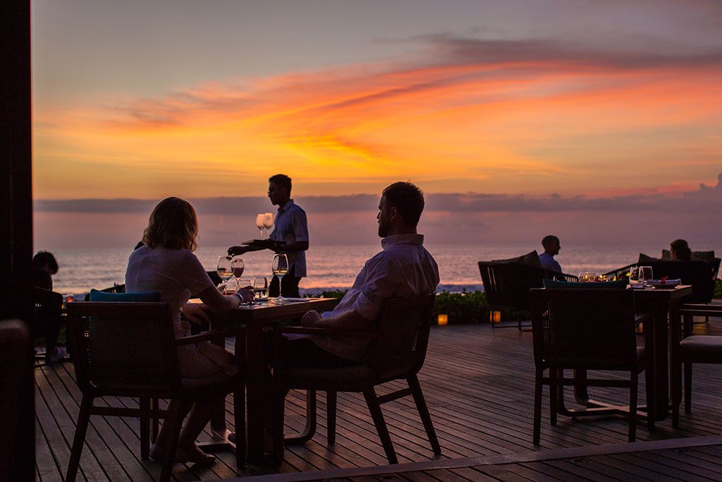 Relax at Seasalt where ocean hues blend with cozy decor offering a unique dining experience featuring sustainably sourced seafood against a stunning sunset backdrop. Enjoy the beauty of Bali's coastline.