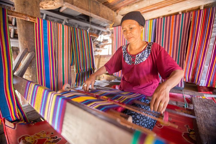 Hand weaving experts at Banyumulek
