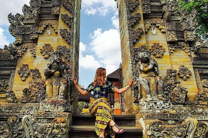 Taking insta-worthy photo by the cultural Batuan Temple
