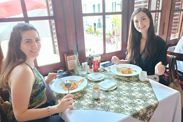 Enjoy a delightful dinner at Café Batavia overlooking Fatahillah Square where history meets culinary pleasure. Relish local flavors while soaking in the charm of Jakarta’s night scenery.