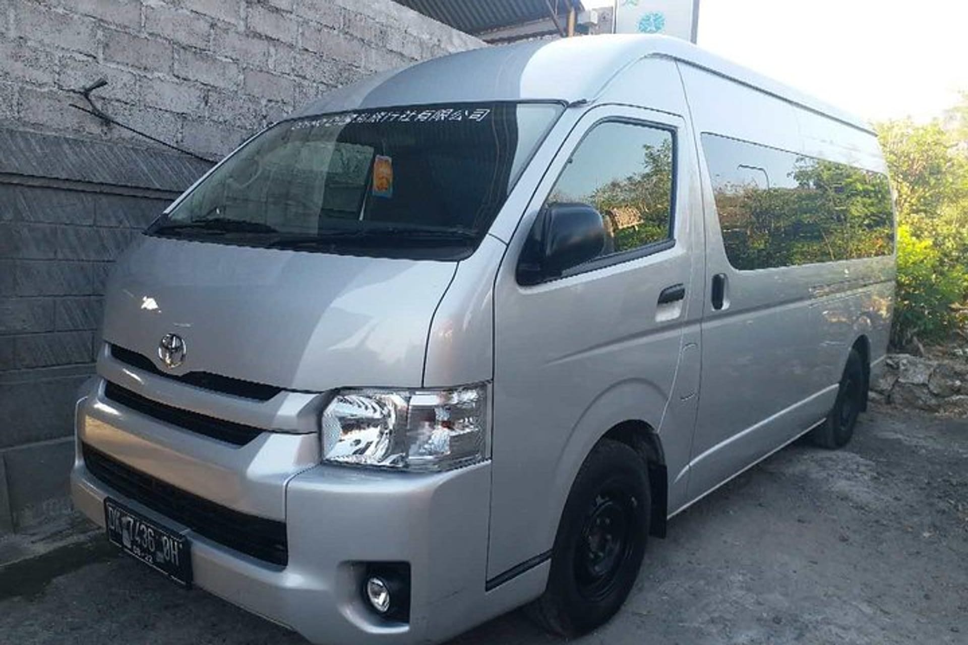 Hire Luxury Van 15 Seat Toyota Hiace in Jimbaran Pelago
