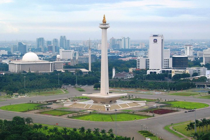 Discover Jakarta’s rich heritage at the National Monument a stunning symbol of Indonesia's history amidst a backdrop of modern architecture and lush green spaces. Explore the city's unique blend of tradition and progress.