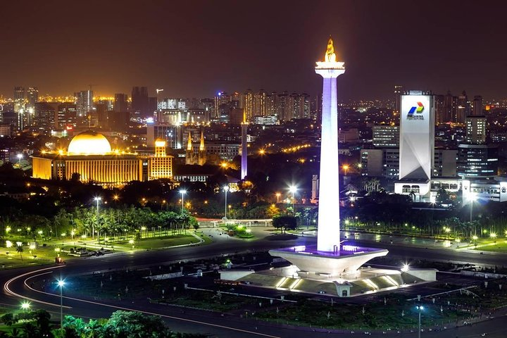 Discover Jakarta's illuminated landmarks at night indulge in delicious street food and immerse yourself in the city's vibrant nightlife with a knowledgeable local guide to enhance your experience.