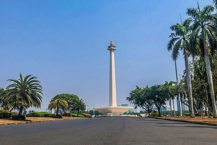 Explore Jakarta's iconic National Monument surrounded by lush greenery. A perfect backdrop for travelers seeking to immerse themselves in culture and history while enjoying a private tour experience.