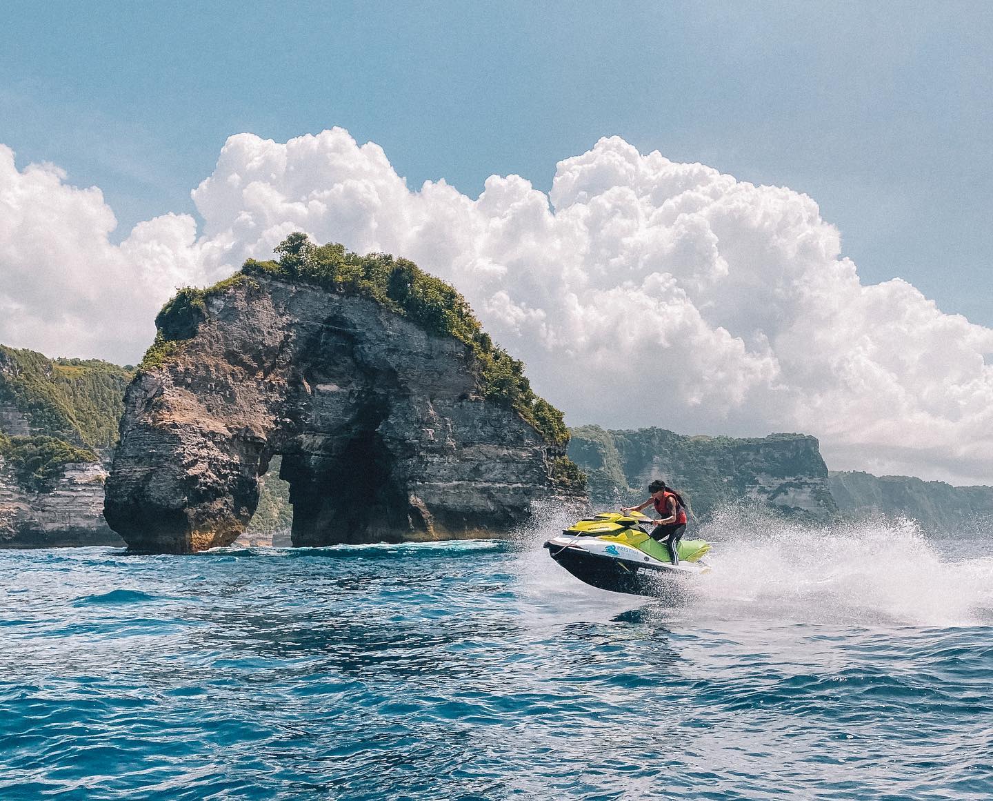 Feel the exhilaration of jet skiing through sparkling waters framed by stunning rock formations. Explore the beauty of Bali’s coastline while enjoying an unforgettable ocean adventure.