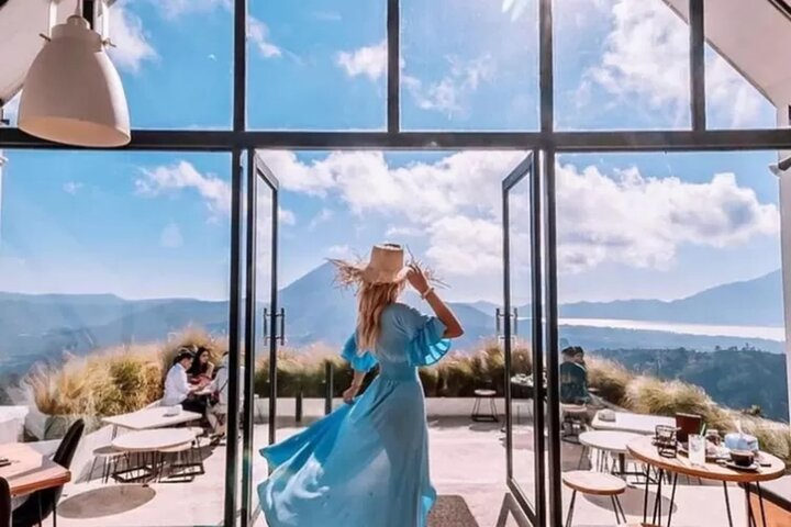Experience breathtaking views of Mount Batur while enjoying a delicious breakfast at Kintamani Cafe perfectly designed for unforgettable moments and stunning photos. A unique adventure awaits!