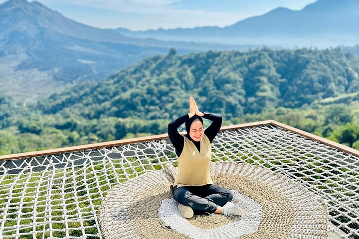 Experience the serenity of Kintamani as the sun rises over stunning volcanic landscapes. Perfect for those seeking memorable moments and picture-perfect views amidst nature's wonders.