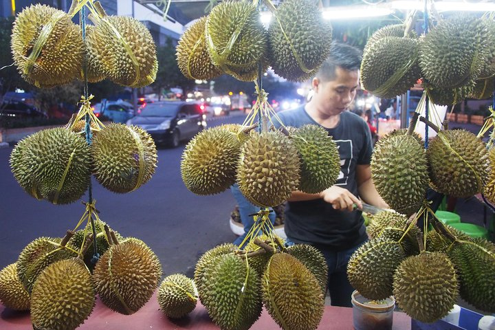 Dive into the flavors of Mangga Besar where the tantalizing scent of durian fills the air. Experience a delightful blend of Indonesian and Chinese culinary traditions each evening.