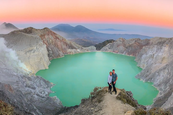 Experience breathtaking views of Ijen Crater’s turquoise lake and rugged volcanic landscapes perfect for adventure seekers and photography lovers in this unforgettable Bali tour.