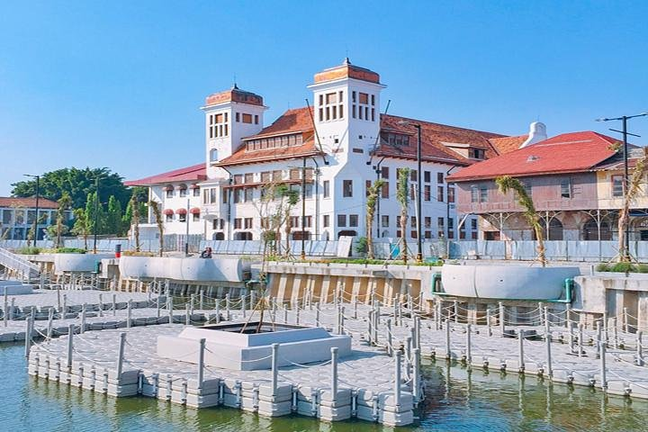 Experience Jakarta's rich history and stunning architecture along the waterfront. Discover cultural treasures and enjoy unique stories that make this city a must-visit destination.