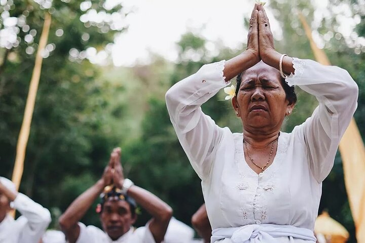 Hindu religious ceremony at the temple in Bali