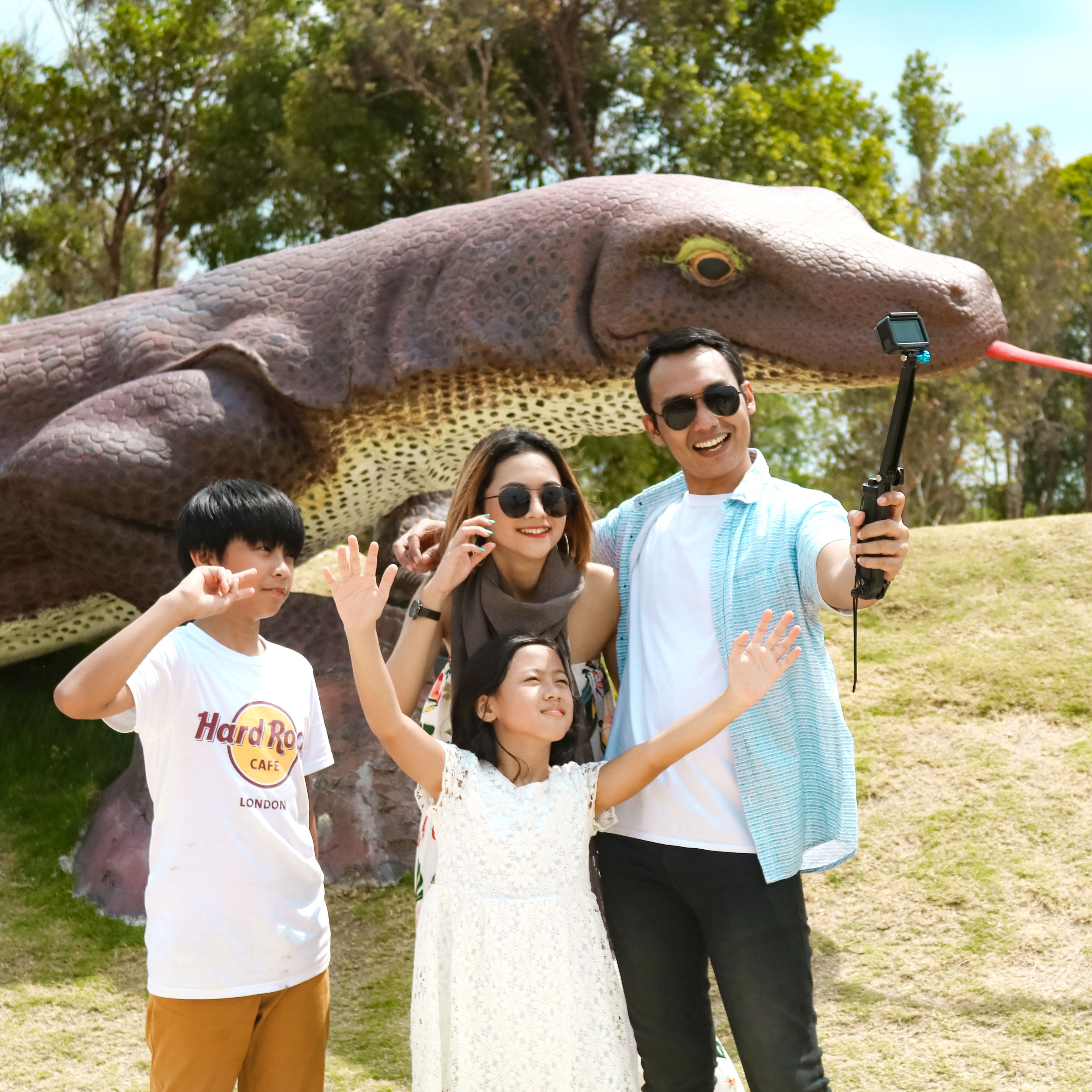 Experience unforgettable moments as you interact with life-size animal replicas capturing fun family memories while exploring the wonders of Safari Lagoi and Eco Farm. Discover nature together!