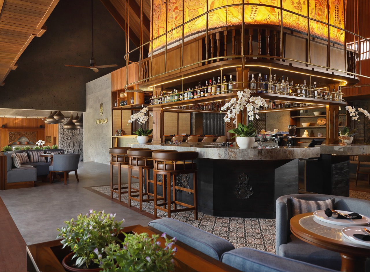 Discover the exquisite design of Madawa Bali Restaurant & Bar where each detail enhances your dining experience amidst a blend of Asian-fusion delights and stunning decor.