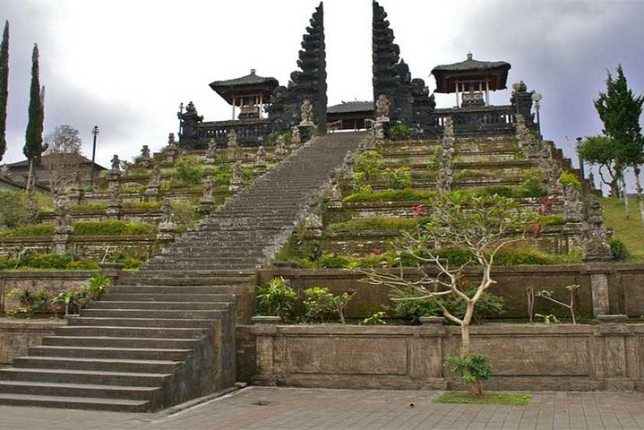 Tour:Lempuyang Temple,Tirta Gangga,BesakihTemple&Garden EdelWeis - Photo 1 of 6