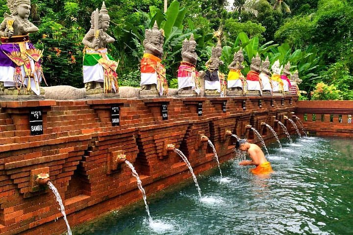 A cleansing ceremony at Taman Mumbul Temple