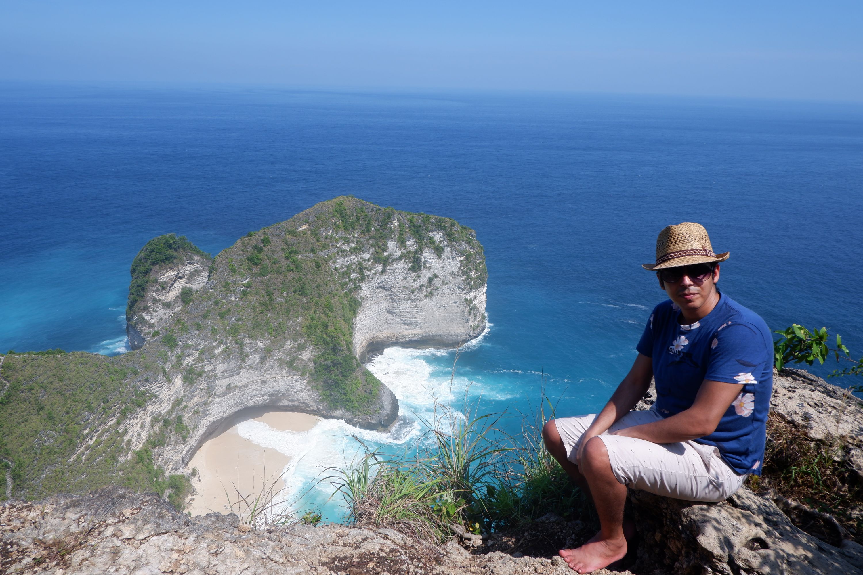 Discover breathtaking views of Nusa Penida’s stunning beaches where towering cliffs meet sparkling turquoise waters. Experience serene moments and explore hidden coves that define Bali's coastal beauty.
