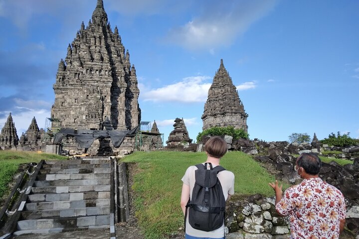 Discover the majestic temples of Yogyakarta where ancient architecture meets rich history. Explore the awe-inspiring Borobudur and Prambanan immersing in the stories they tell.