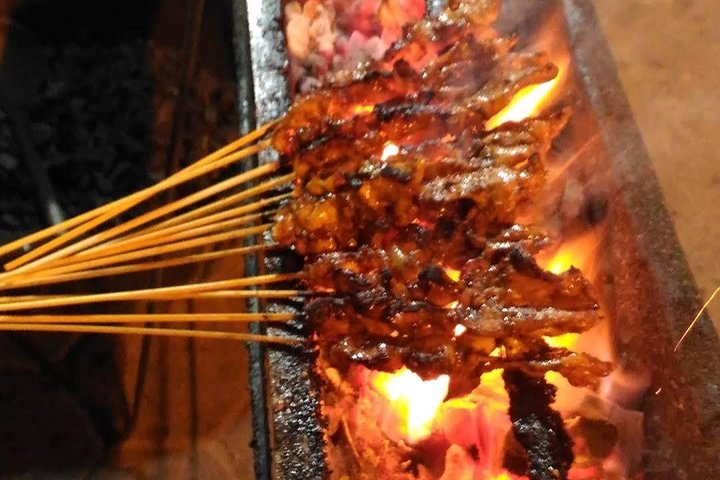 ジョグジャカルタの夜の屋台グルメ探し - Photo 1 of 4