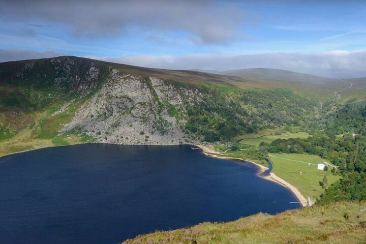 Wicklow’s stunning landscapes invite exploration showcasing serene lakes and majestic mountains. Discover hidden gems and the rich history that makes this Garden of Ireland a must-visit.