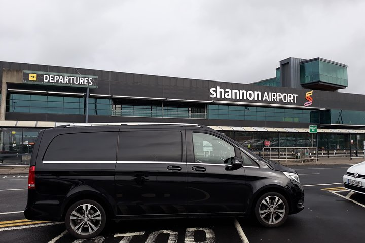 Mercedes Benz V-Class - Business Van
Finished in Obsidian Black, with luxury interiors, the client benefits from both comfort and space. The V-Class can transport up to 7 passengers.