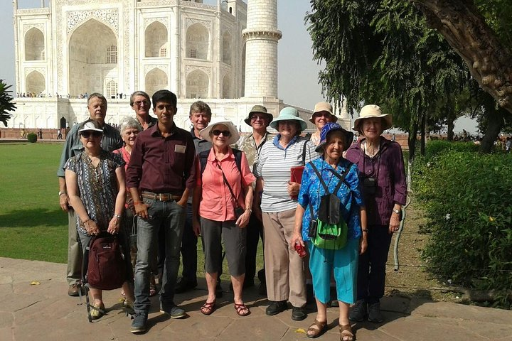 Tour guide shows Tajmahal