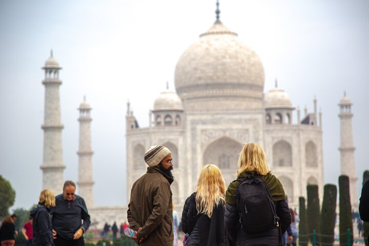 taj-maha-walk-leader-front-taj-mahal-heritage-walk-umimaginable-beauty-of-taj-storytelling