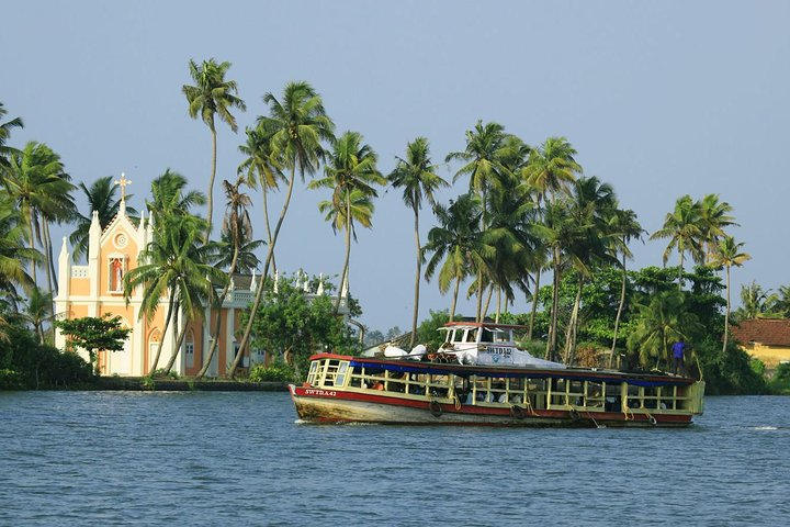Backwaters of Kerala with Exotic Beaches - Photo 1 of 9