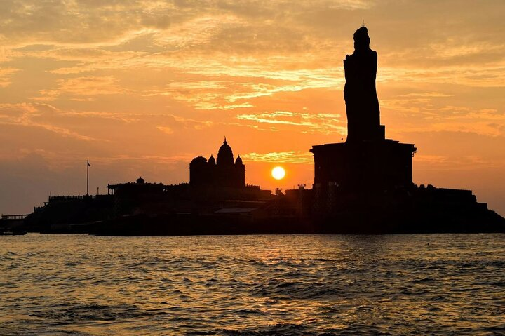 Thiruvalluvar Statue 
(kanyakumari beach) 

