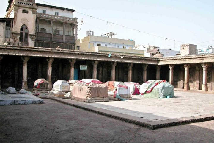 Evening Half Day Step Well Tour With traditional baazar & Jumma Masjid extension - Photo 1 of 5