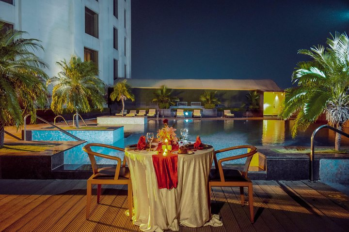 Instagram Photoshoot With Romantic Dinner Date - Charming Poolside Date - Photo 1 of 8