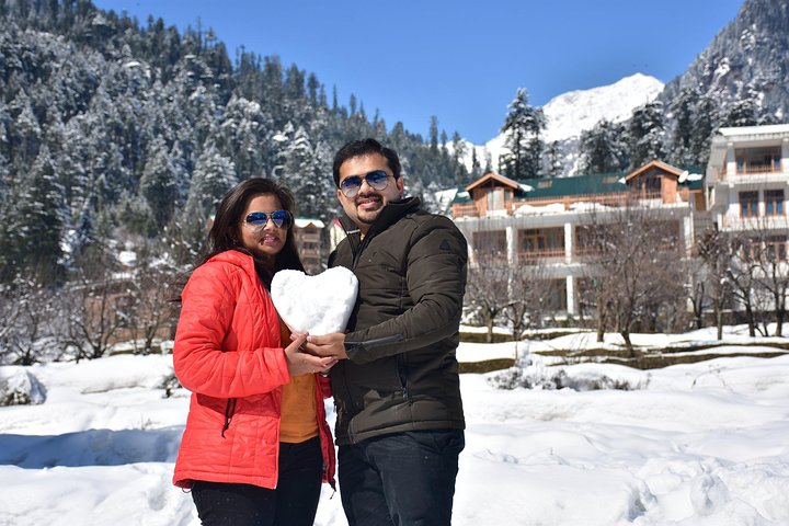 Photoshoot in Manali By Professional Photographer - Photo 1 of 4