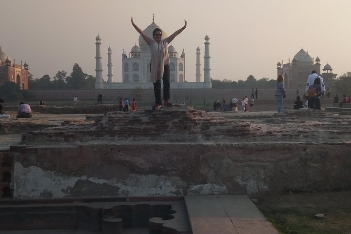 Enjoying Taj Mahal at Mehtab Bagh